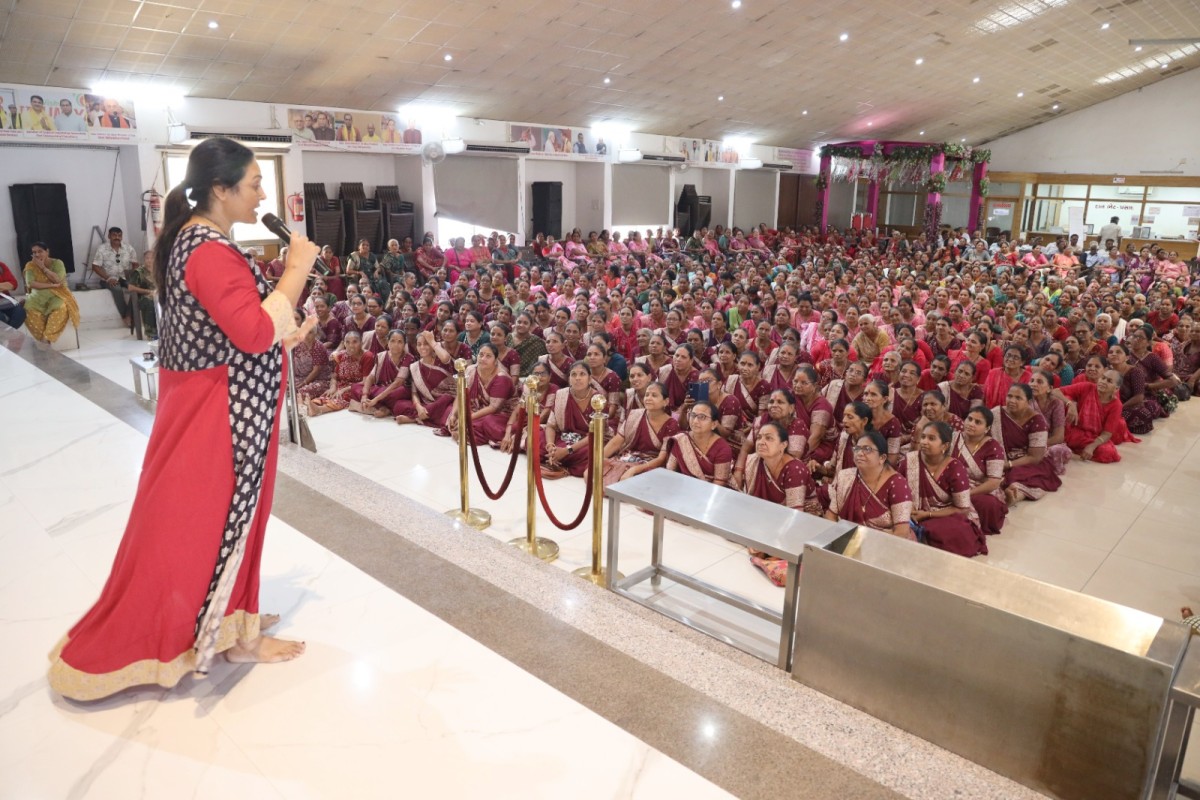 Kheda District Sangathan's Women's Visited Vishv Umiyadham