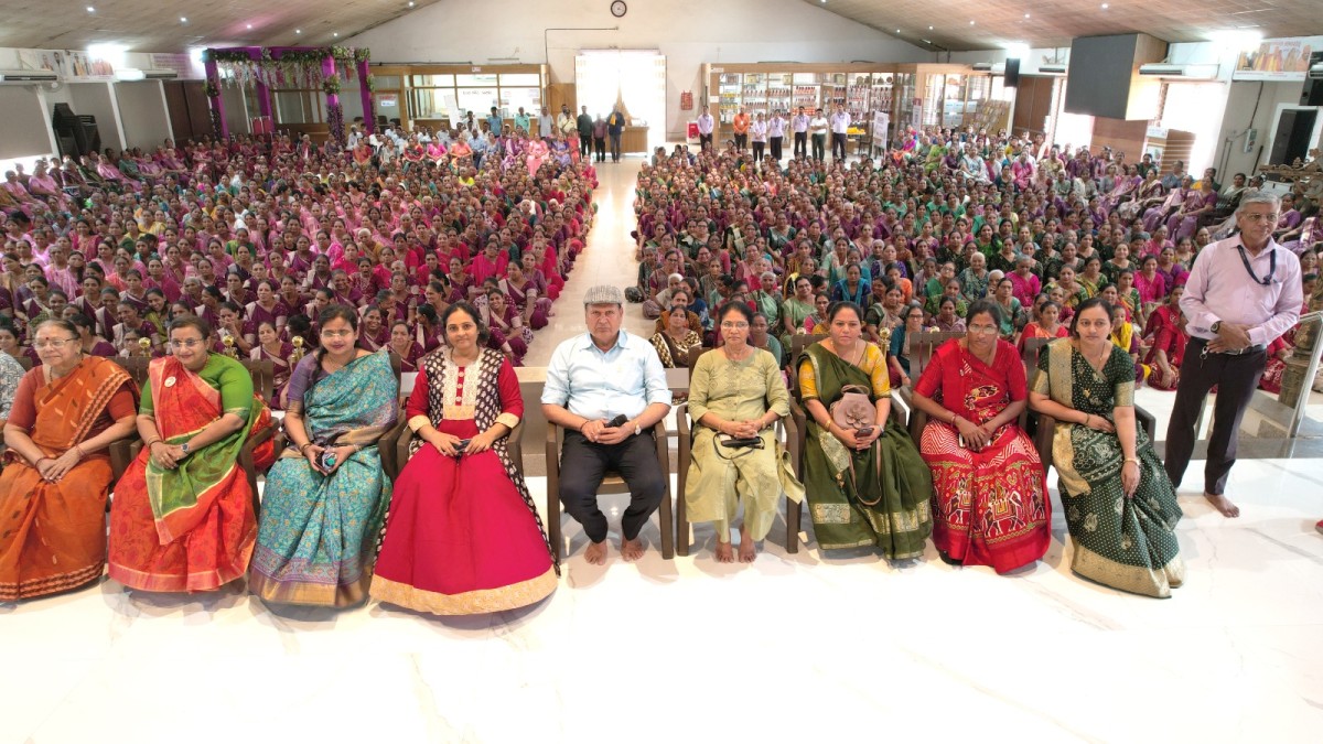 Kheda District Sangathan's Women's Visited Vishv Umiyadham