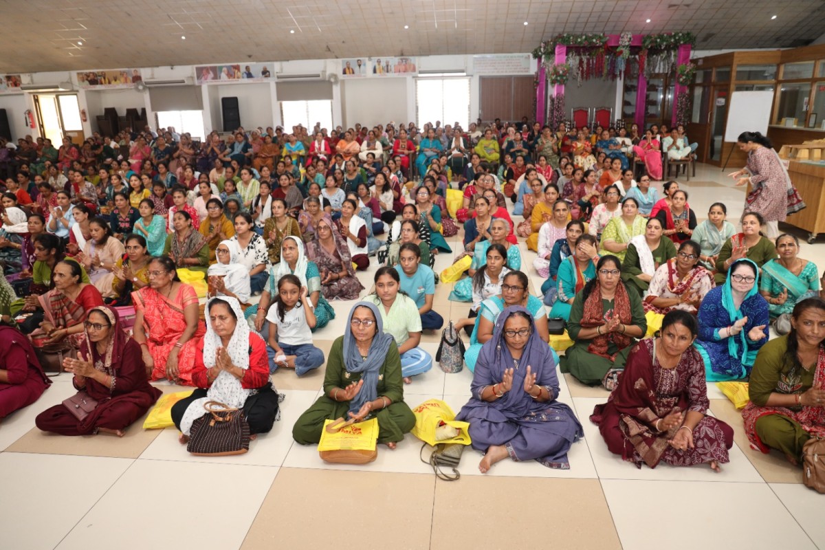 Arvalli Women Visit Vishv Umiyadham: Offer Prayers to Maa Umiya and Tour the 504-Foot Temple Construction Site